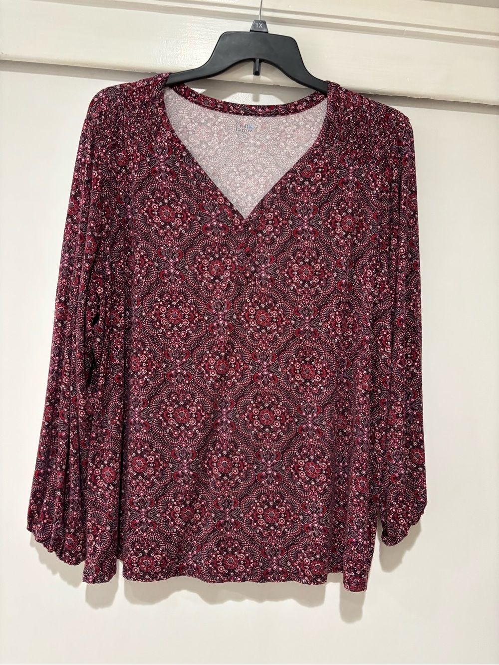 croft & barrow Burgundy Medallion V-Neck Long Sleeve Top